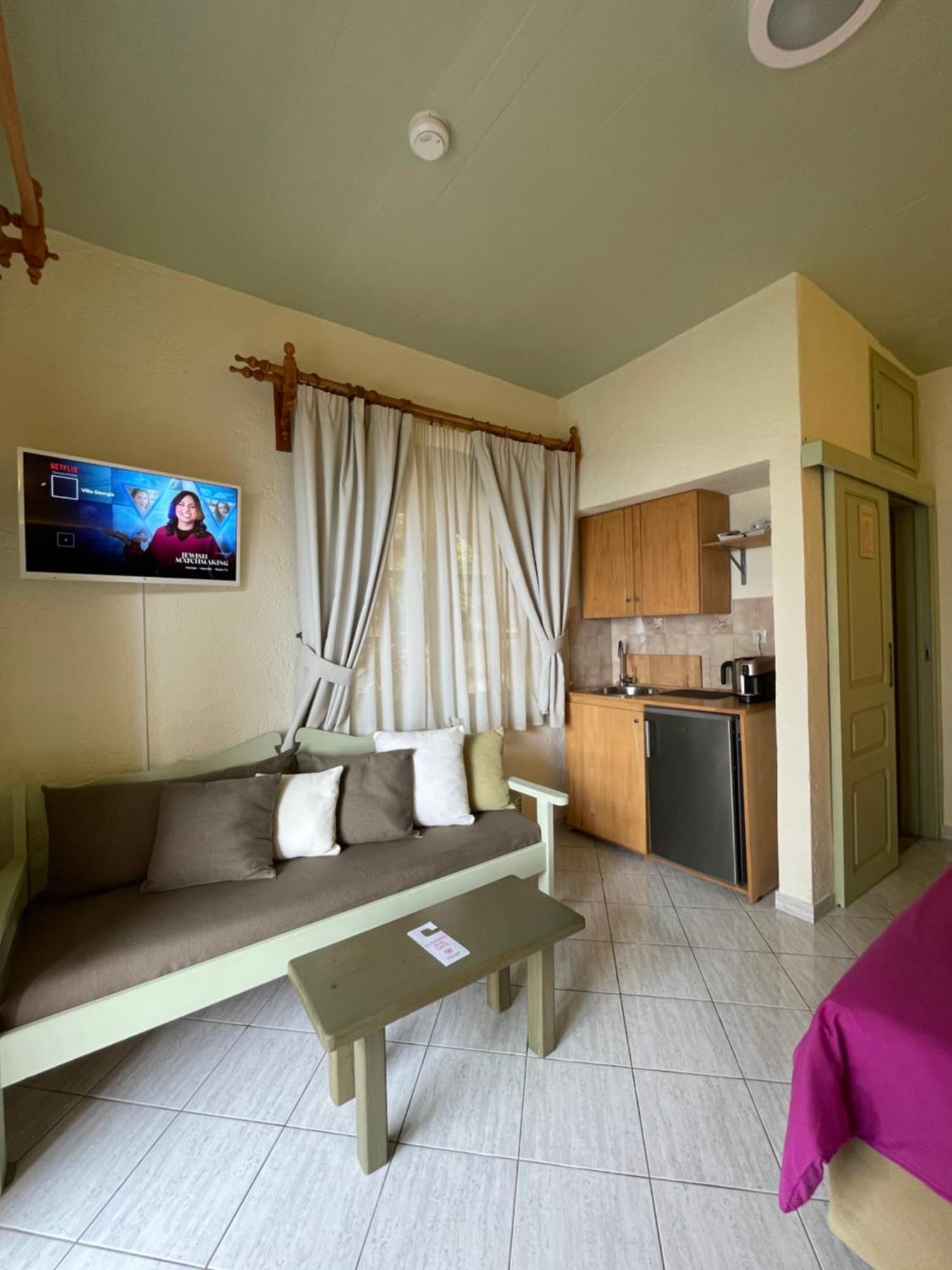 Villa Georgia Apartments & Suites Kalamaki  Bilik gambar